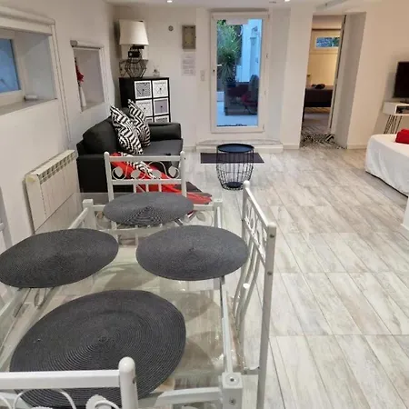 2 Pieces 54 M2 Avec Jardin Dans Une Maison Privative Appartement