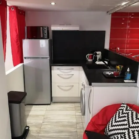 2 Pieces 54 M2 Avec Jardin Dans Une Maison Privative Appartement Le Cannet