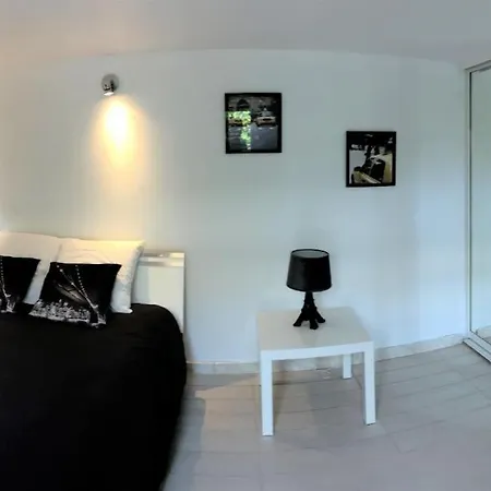 2 Pieces 54 M2 Avec Jardin Dans Une Maison Privative *