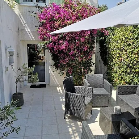 2 Pieces 54 M2 Avec Jardin Dans Une Maison Privative Appartement Le Cannet