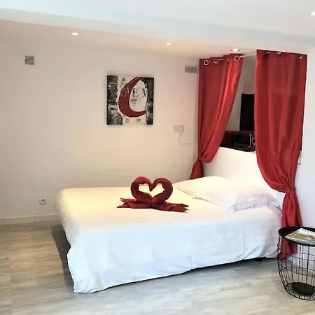 2 Pieces 54 M2 Avec Jardin Dans Une Maison Privative Le Cannet